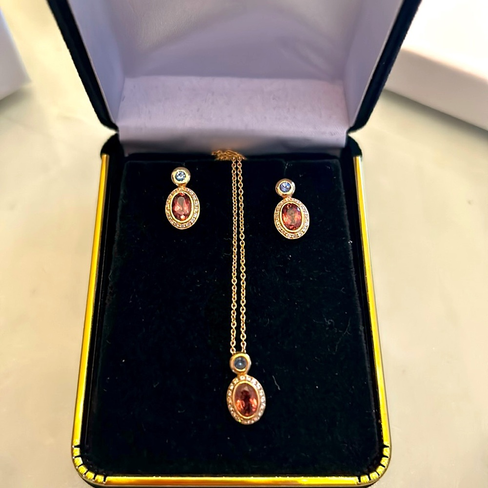 Earrings and pendant set Stamped 750. Pink tourmaline/blue sapphire/diamond
